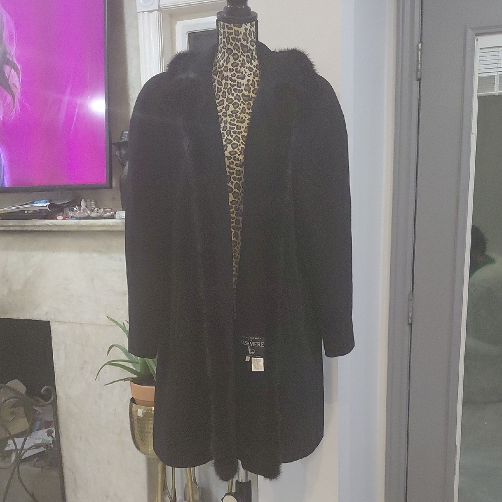 Luxurious Black Coat With Fox  Fur Trim